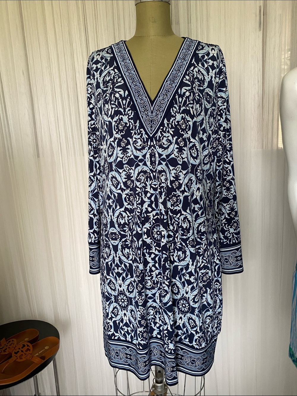 White House Black Market Stretchy Navy & White V-Neck Floral Tunic Dress
Size XL